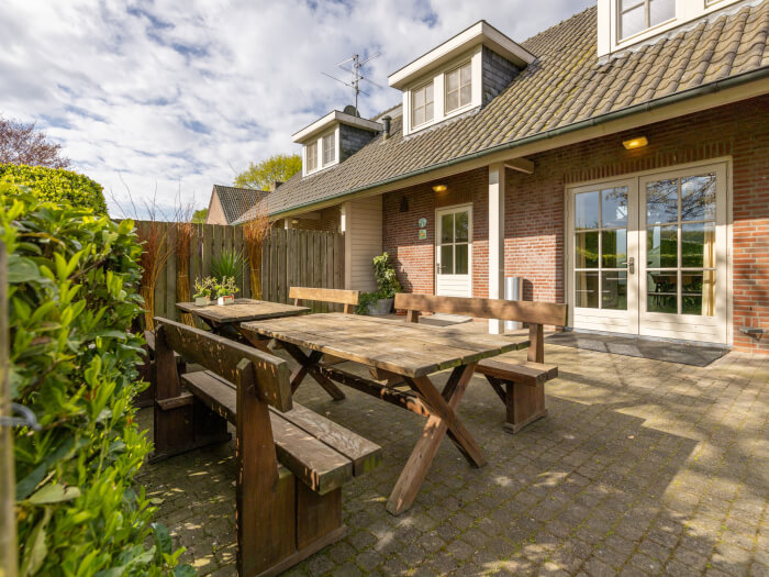 Groepsaccommodatie in Hooge Mierde (Noord-Brabant) voor 12 personen met 5 slaapkamers en 3 badkamers.