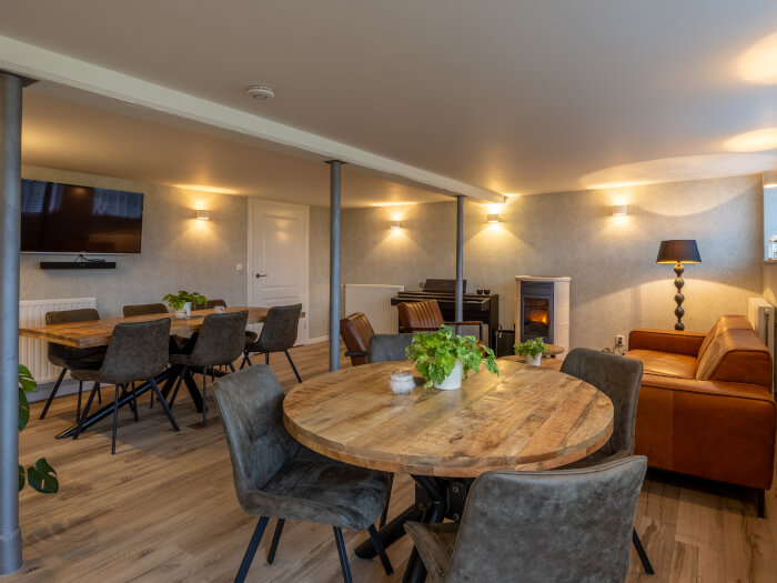 Groepsaccommodatie in Kuinre (Friesland) voor 8 personen met 3 slaapkamers en 3 badkamers.