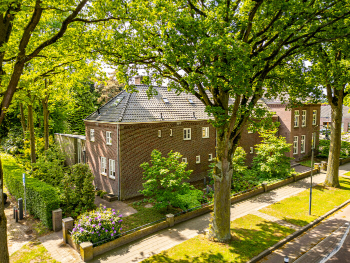 Groepsaccommodatie in Helenaveen (Limburg) voor 14 personen met 7 slaapkamers en 4 badkamers.