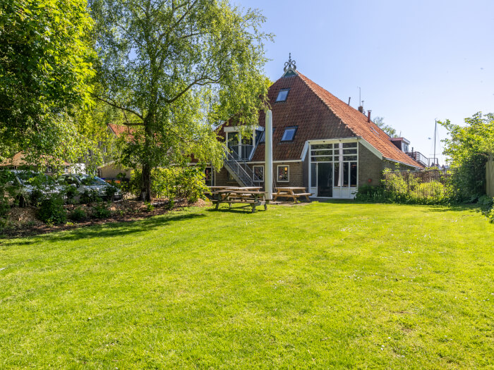 Groepsaccommodatie in Balk (Friesland) voor 35 personen met 13 slaapkamers en 7 badkamers.