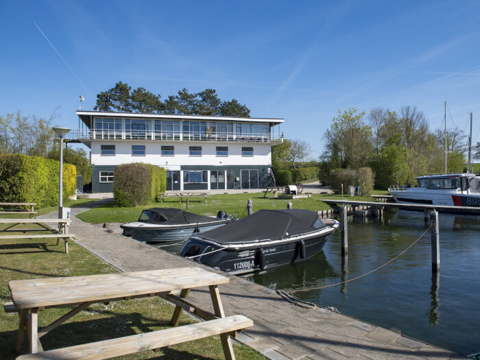 Groepsaccommodatie in Wolphaartsdijk (Zeeland) voor 48 personen met 12 slaapkamers en 12 badkamers.