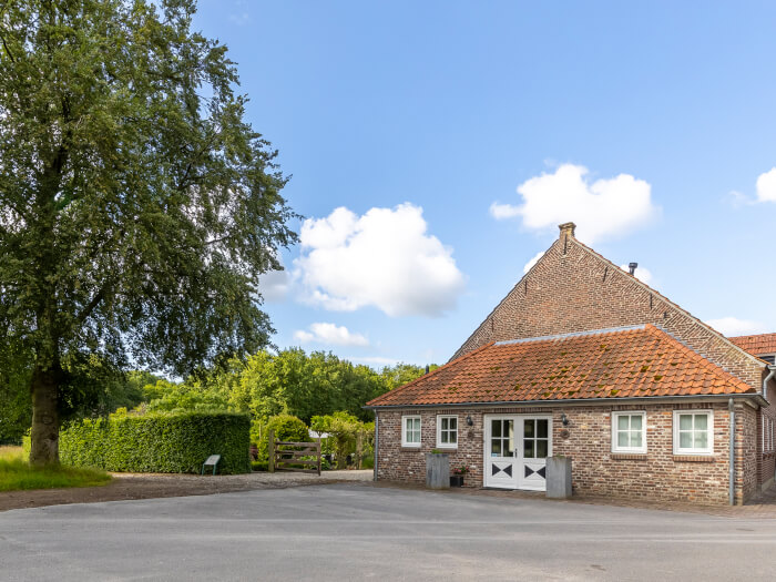 Groepsaccommodatie in Geijsteren (Limburg) voor 24 personen met 8 slaapkamers en 8 badkamers.