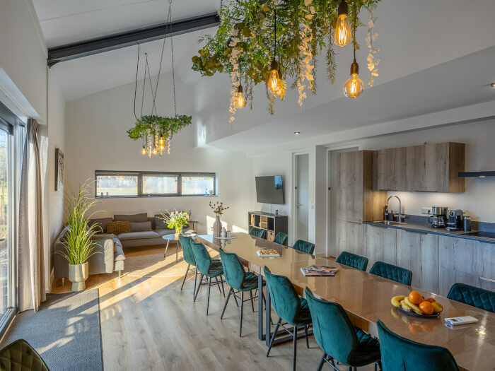 Groepsaccommodatie in Lieren (Gelderland) voor 36 personen met 10 slaapkamers en 10 badkamers.