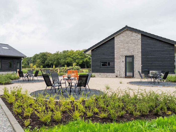 Groepsaccommodatie in Lieren (Gelderland) voor 36 personen met 10 slaapkamers en 10 badkamers.