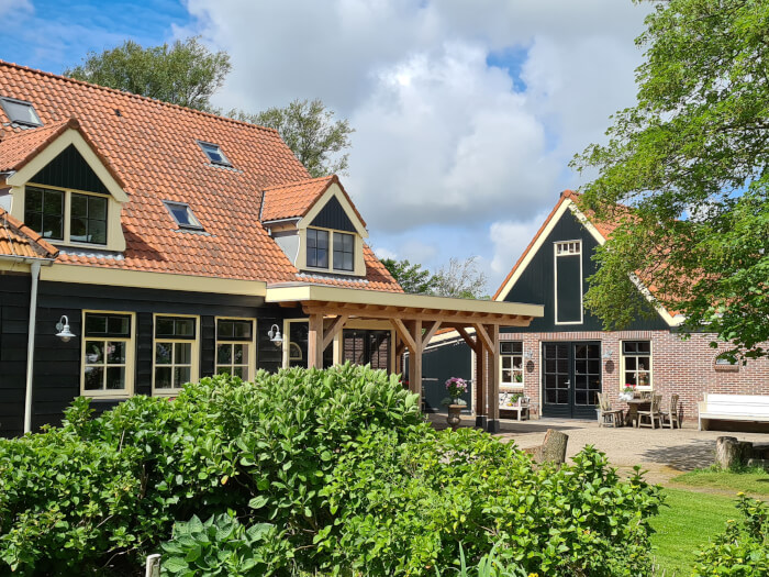 Groepsaccommodatie in Oudesluis (Noord-Holland) voor 22 personen met 11 slaapkamers en 8 badkamers.
