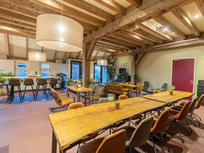 Groepsaccommodatie in Pannerden (Gelderland) voor 20 personen met 8 slaapkamers en 8 badkamers.