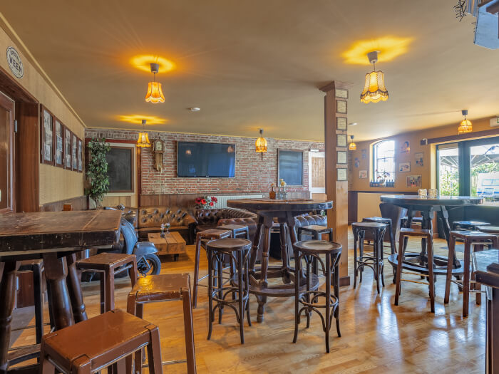 Groepsaccommodatie in Bierum (Groningen) voor 68 personen met 19 slaapkamers en 6 badkamers.